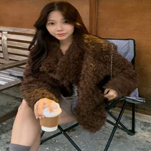 JL 스타일리시 숏 양털 코트 여성용 아우터웨어 플러시 사이드 버클 디자인 친환경 가죽 재킷 봄 가을 겨울용