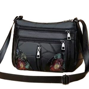 남성과 여성을 위한 중립 스타일의 다층 부드러운 가죽 어깨 크로스바디 백. PU 소재. 천연 가죽 가방.