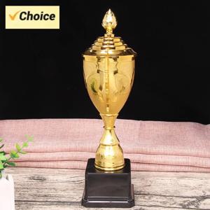 골드 플라스틱 트로피 골드 트로피 컵 8.5 인치 농구 축구 트로피 뚜껑 포함 경쟁 경주를위한 스포츠 경쟁 트로피