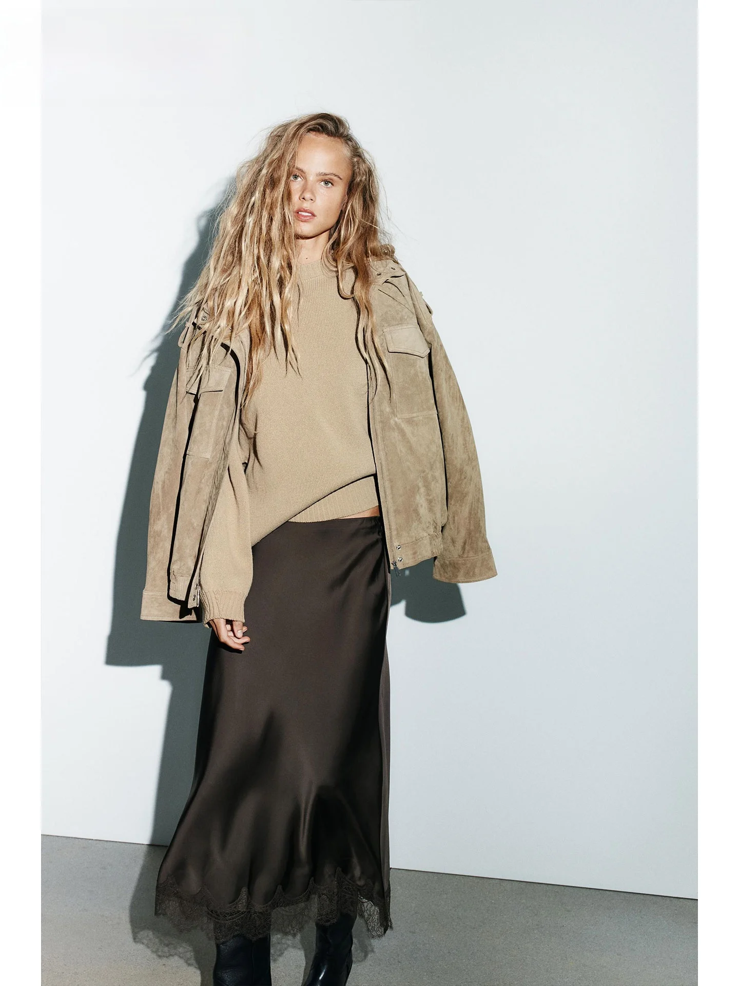 ZAPRHA 2025 가을 신상 레이스 트림 실크 새틴 텍스처 미디 홀터 스커트 슬림 하이웨이스트 캐주얼 스트레이트 컷 여성 스커트