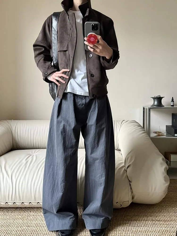 Mauroicardi 봄 가을 멋진 짧은 부드러운 갈색 가짜 스웨이드 가죽 자켓 남성 턴 다운 칼라 지퍼 럭셔리 디자이너 의류