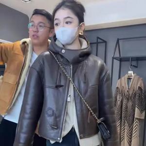 2025 신상 가을 겨울 모토 양털 재킷 아우터 여성복 코너 버클 루즈핏 숏 후드 따뜻한 가죽 재킷 탑