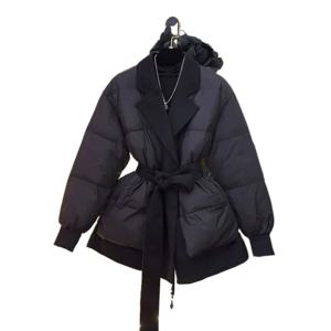 인기 있는 유럽 패딩 재킷, 고급스러운 느낌, 매우 멋스러운 허리라인, 은은한 향기, 블랙 코튼 소재 여성 겨울 의류.