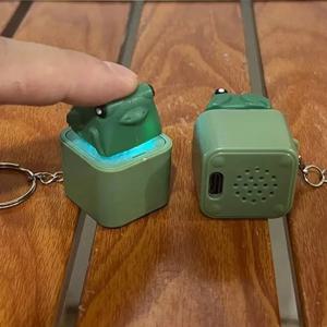 개구리 소리 나는 피젯 토이 충전식 개구리 소리 나는 열쇠고리 개구리 소리 나는 스트레스 해소 장난감 컬러풀 라이트 장난감 열쇠고리