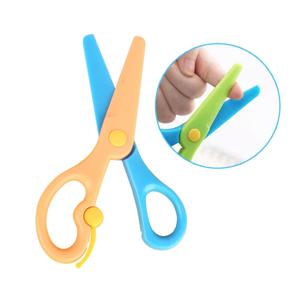 1Pcs 새로운 137mm 미니 안전 둥근 머리 플라스틱 가위 학생 어린이 종이 절단 미니언 유치원 학교 용품