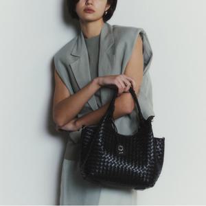 인트레치아토 리니에 미디움 숄더백 - 블랙