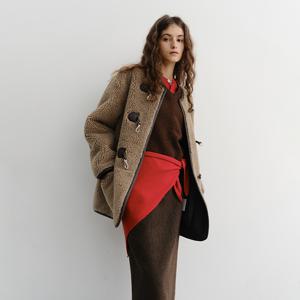 던스트 COLLARLESS BUCKLED SHEARLING JACKET MOCHA BEIGE_UDJU5D223K1