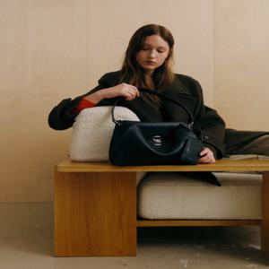 JABA5F103BK [AUBE] 가죽 오브 장식 숄더백 M 블랙