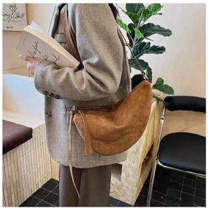 [브리치]  / 20대 30대 반달형 스웨이드 크로스백