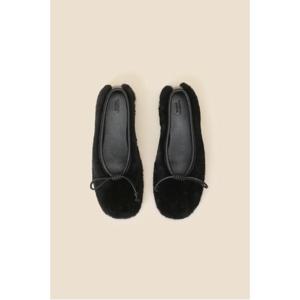[정상가 328,000원] 리본 퍼 플랫 슈즈(black)_DG1DW24702BLK