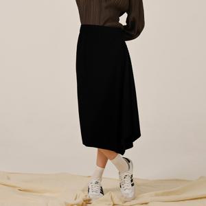 yoyoyoy여성[최초가 295000원] 애시메트릭 플리츠 미디 스커트 블랙_AJ08WNPSK02