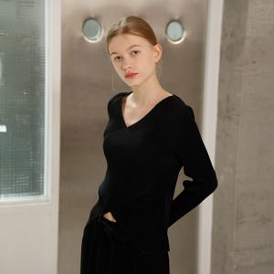 yoyoyoy여성[최초가 110000원] 랩 브이넥 플리츠 블라우스 블랙_AJ08WNPBL35