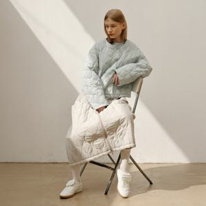 yoyoyoy여성[최초가 159000원] 집업 퀼팅 롱 플리츠 패딩 스커트 베이지_AI10WNPSK02