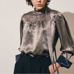 [미바이와이][최초가199,000]타이 스트랩 글로시 블라우스