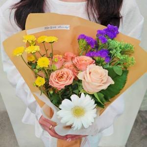 꽃같은하루 생화 랜덤 꽃다발 소형 계절꽃 양재꽃시장 꽃 한다발 택배 배달