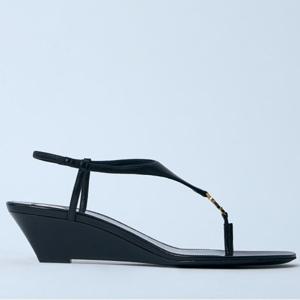 25 FW 생로랑 YSL 모노그램 카산드레 모티프 웨지힐 레더 샌들 블랙 825275 AADF1 1000