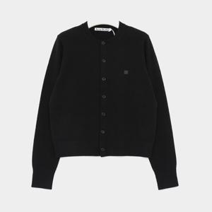 아크네 25FW 패이스 패치로고 울 크루넥 여성 가디건 A60634 900