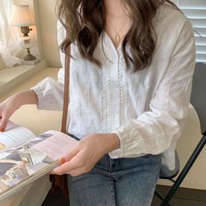 펀칭 세로줄 브이넥 블라우스 AM-0683