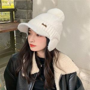 여성 겨울 방울털 이어캡 챙모자 니트비니 귀달이비니 여자모자