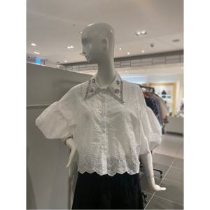 르니앤맥코이 보석 카라넥 펀칭 블라우스 (MM09BL702HJ)