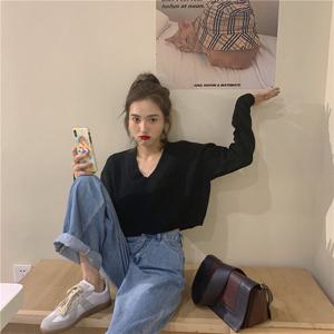 백버튼 브이넥 크롭 숏 니트