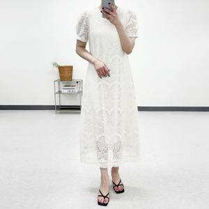 미즈큐즈 / 브이넥 펀칭 레이스 자수 밑단수술 퍼프소매 반팔 롱