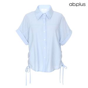 [ab.plus] 카라 셔츠 사이드 셔링 반팔 블라우스 (LSY2MBC5A)