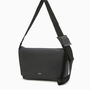[헤지스] 블랙 솔리드 로고장식 사피아노 메신저백 HJBA4F770