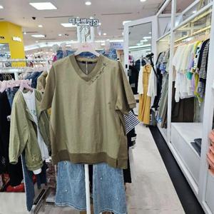 누스 DP01 직기영문V넥 S242BTS7W1