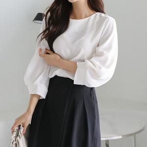 [바네사빈] 소매꼬임 라운드넥 블라우스 v00332