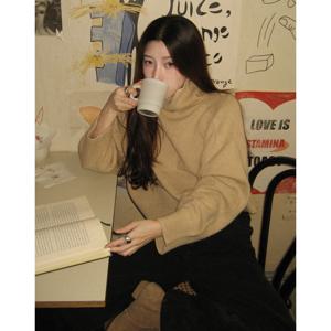 바네사브루노 24FW 오프화이트 울혼방 터틀넥 숏기장 긴팔니트 VISW4F209OW