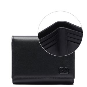 [발렌티노] 23SS 남성 V 로고 시그니처 3단 반지갑 (2Y2P0U19_ZQU_0NO_23S)