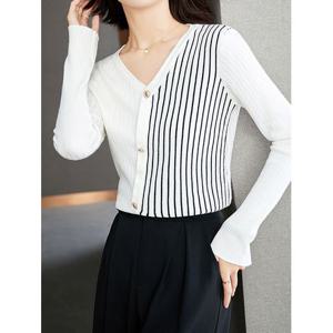 [카라]KARRA 하프라인버튼니트_A5F0075
