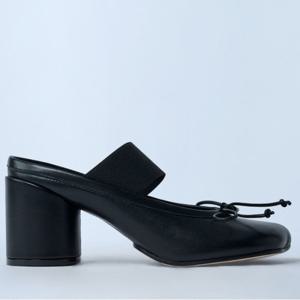25 FW MM6 메종 마르지엘라 넘버 디테일 블럭힐 발레리나 펌프스 블랙 S59WP0210 P3628 T8