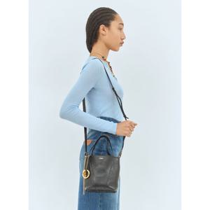 끌로에 샤이니 그레인드 가죽 토트백 CH25SS812N84 001