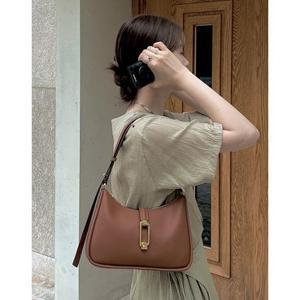 닥스 [택가 358,000원]  25FW 메가히트 D-LOCK 브라운 D락장식 가죽 숄더 겸 크로스백 DCBA5F964W2