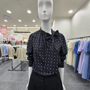 [더아이잗]타이넥 패턴 블라우스 IN9A0BL05_CC