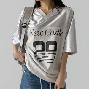 [다잇템]여성 반소매 새틴 필기체 V넥 소프트핏 티셔츠