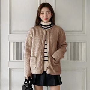[올리비에스클로젯] 라운드 포켓 뽀글이 집업 자켓_O2410JK088D