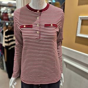 [BCBG] 비씨비지 가을24 골지 버튼 스트라이프 티셔츠 B4C8X424