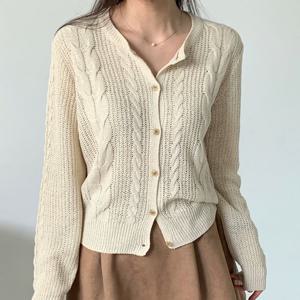 샵앤) 국산 여성 라운드넥 단추 케이블꽈배기 기본 니트 가디건 21DS-WCD-4300-베이지