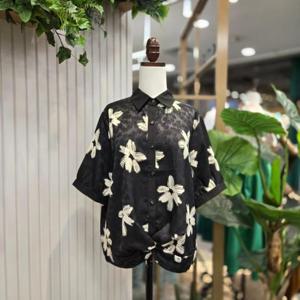 스테파니 HC05 밑단꼬임카라꽃블라우스 A25SH5230H3