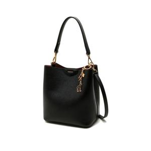 [헤지스ACC] 블랙 로고 참장식 버킷백 HIBA4E803BK