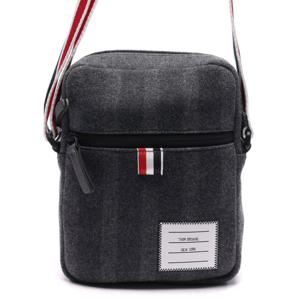 [톰브라운] 21FW 남성 삼선탭 카메라 크로스백 (MAG284A_07553_035_21F)