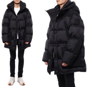 [버버리] 23FW 남성 로고 아플리케 후드 패딩 (8073306 BLACK 23F)