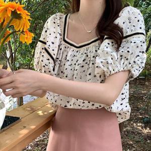 샵앤) 여성 자수 스퀘어넥 꽃 펀칭 반팔 퍼프 블라우스 MSE-WBL-20638-아이보리