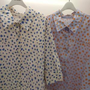 Latium HC06 엉덩이길이 품편한 7부소매 옆트임 언발 남방형 도트 셔츠블라우스 T2523bl11