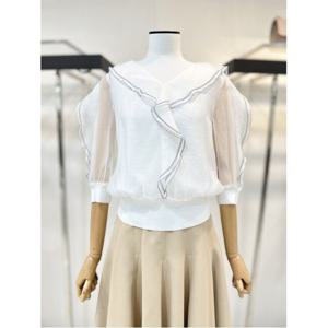 [더아이잗컬렉션]스티치 러플 브이넥 블라우스 (CR7A0BL391-WH)_