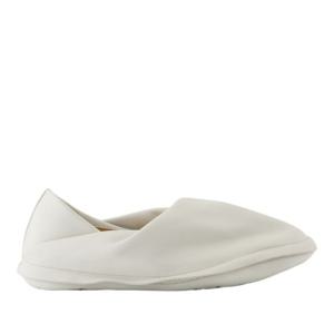 캠퍼 히다 화이트 가죽 슬립온 스니커즈 K101074 003 SUCRE