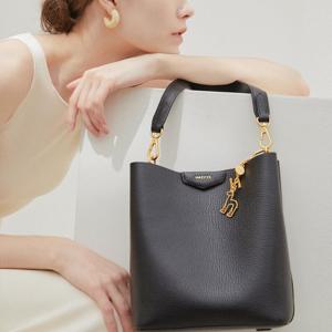 [헤지스]블랙 로고 참장식 버킷백M HIBA5F803BK